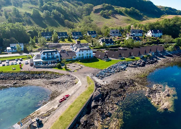 Holly Tree Hotel, Swimming Pool & Hot Tub