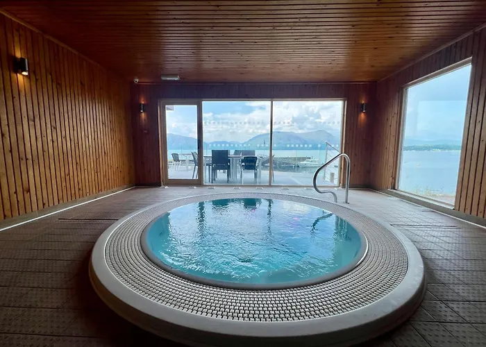 Holly Tree Hotel, Swimming Pool & Hot Tub