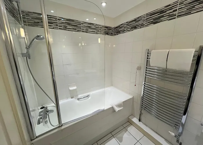 Holly Tree Hotel, Swimming Pool & Hot Tub