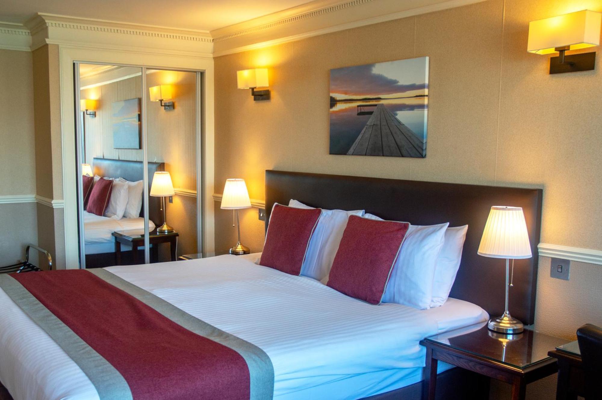 Holly Tree Hotel, Swimming Pool & Hot Tub