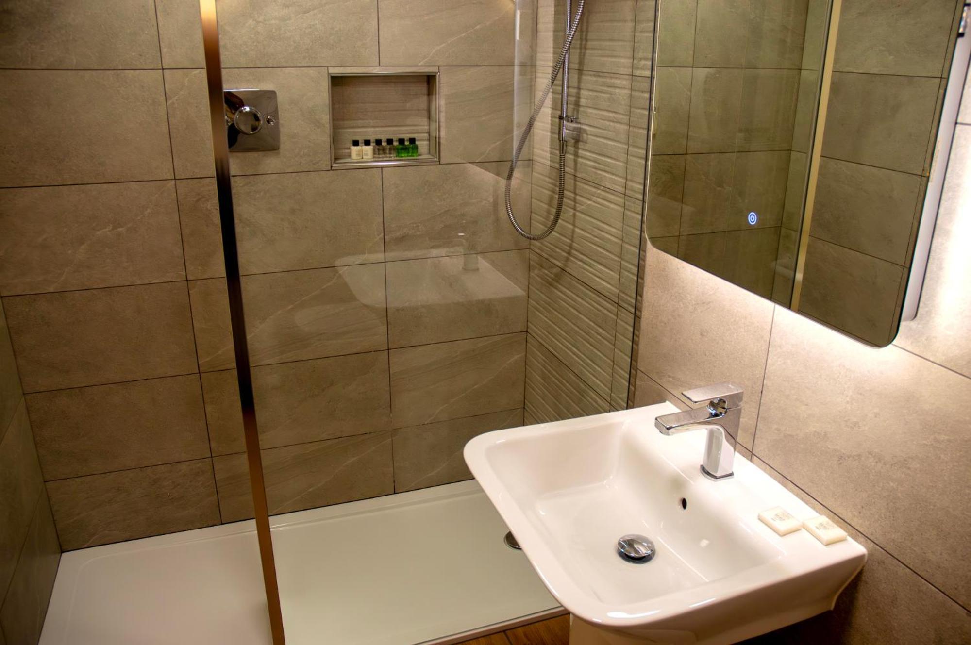 Holly Tree Hotel, Swimming Pool & Hot Tub